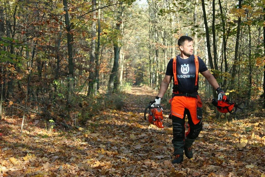 Profesjonalny sprzęt i ubiór pilarza