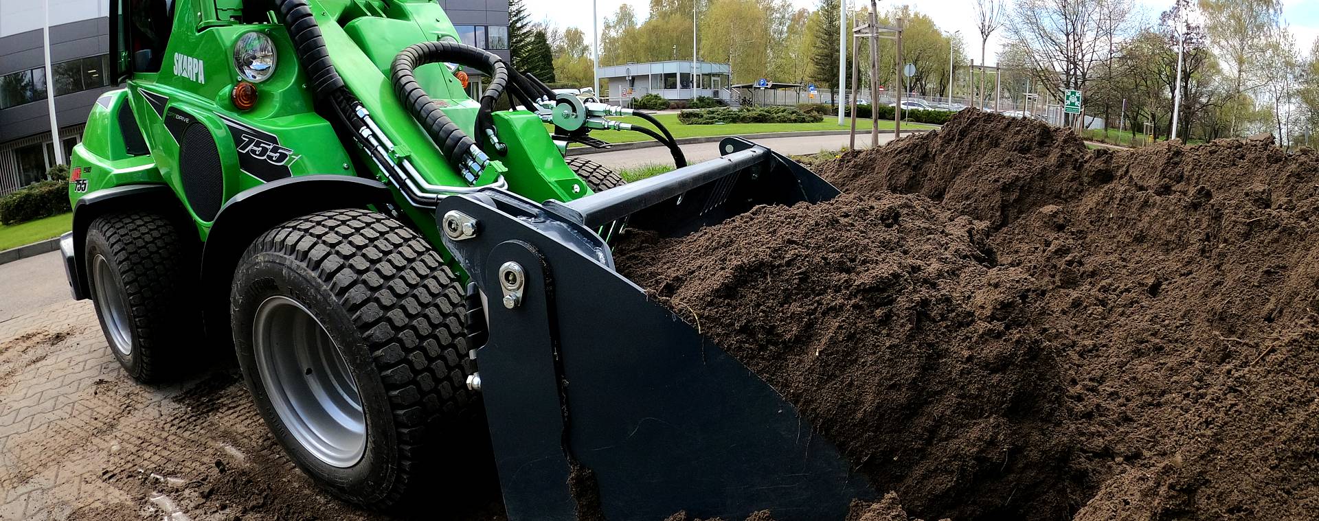 zielona ładowarka avant 755