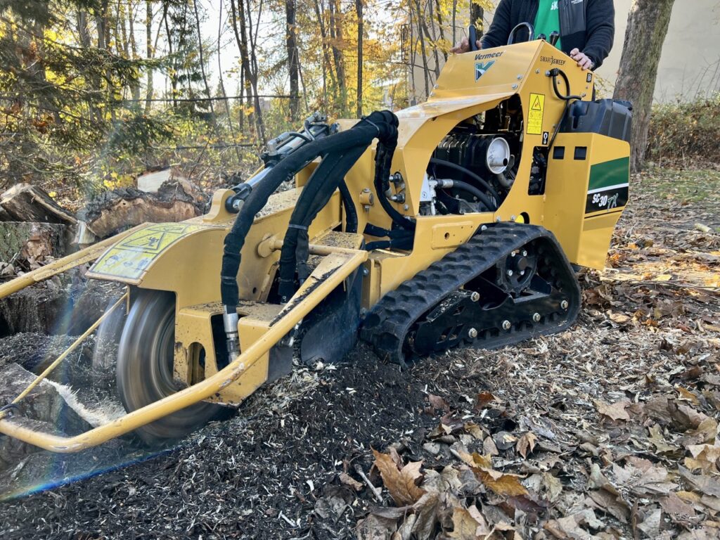 frezowanie pni vermeer podczas pracy