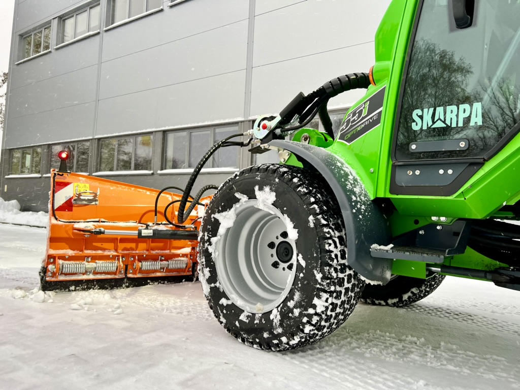 zima pług do odśnieżania śniegu zamocowany do ładowarki