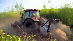 mulczer leśny w trakcie czyszczenia działki pod inwestycję